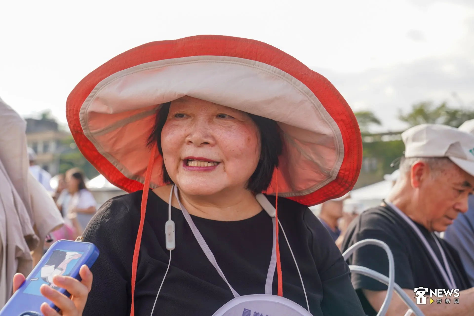 從澳洲回台的客家僑胞江秀琴分享，這是第二次參加，配合今年全球台灣客家聯合總會行程，剛好安排在國慶前，既然回來了就一起參加國慶，都是以客家為主。洪藝晅攝