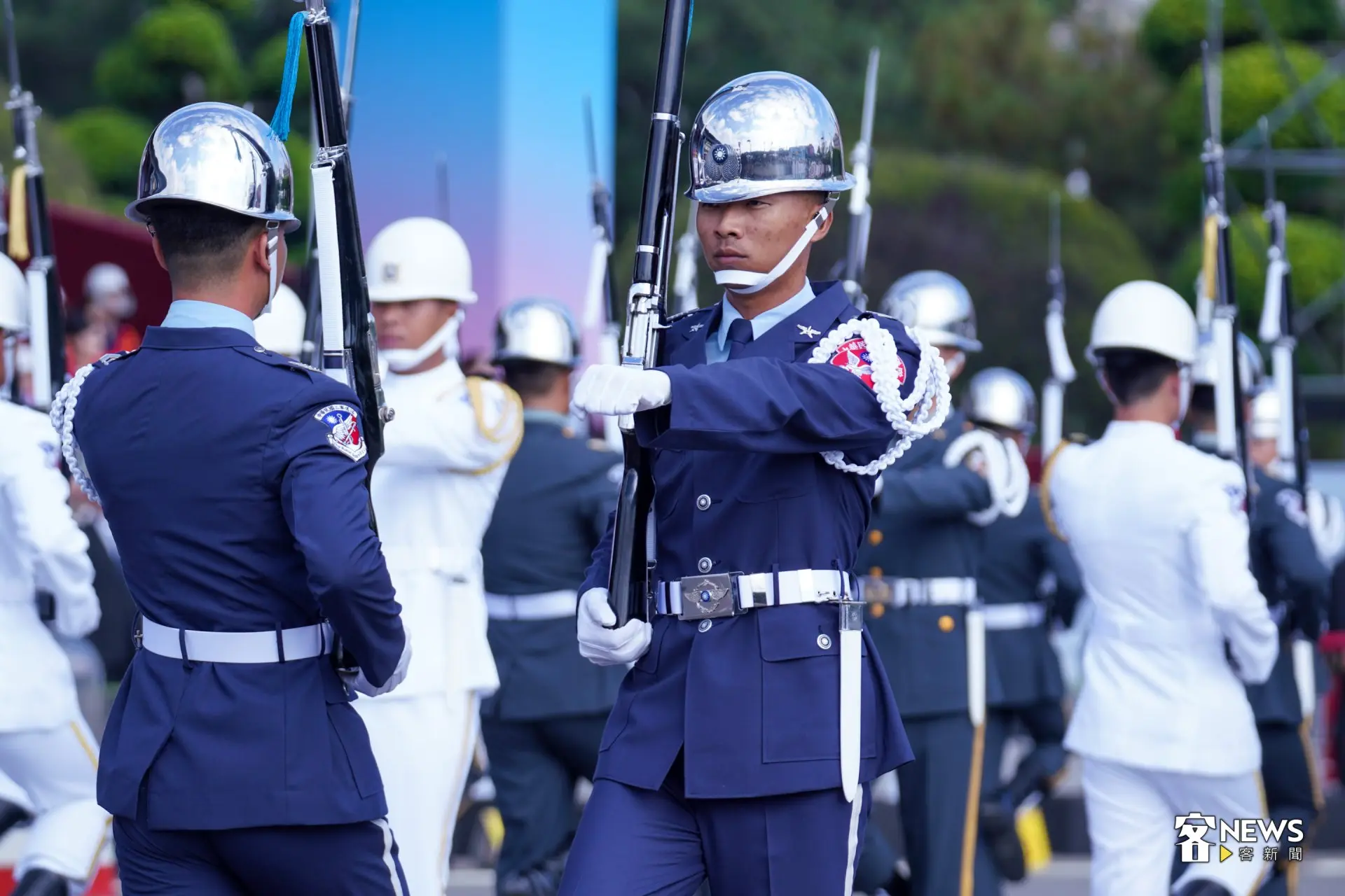 國防部聯合樂隊暨三軍儀隊帶來「鼓號齊鳴慶雙十，攜手齊心衛家邦」精湛操槍與組曲演奏。洪藝晅攝