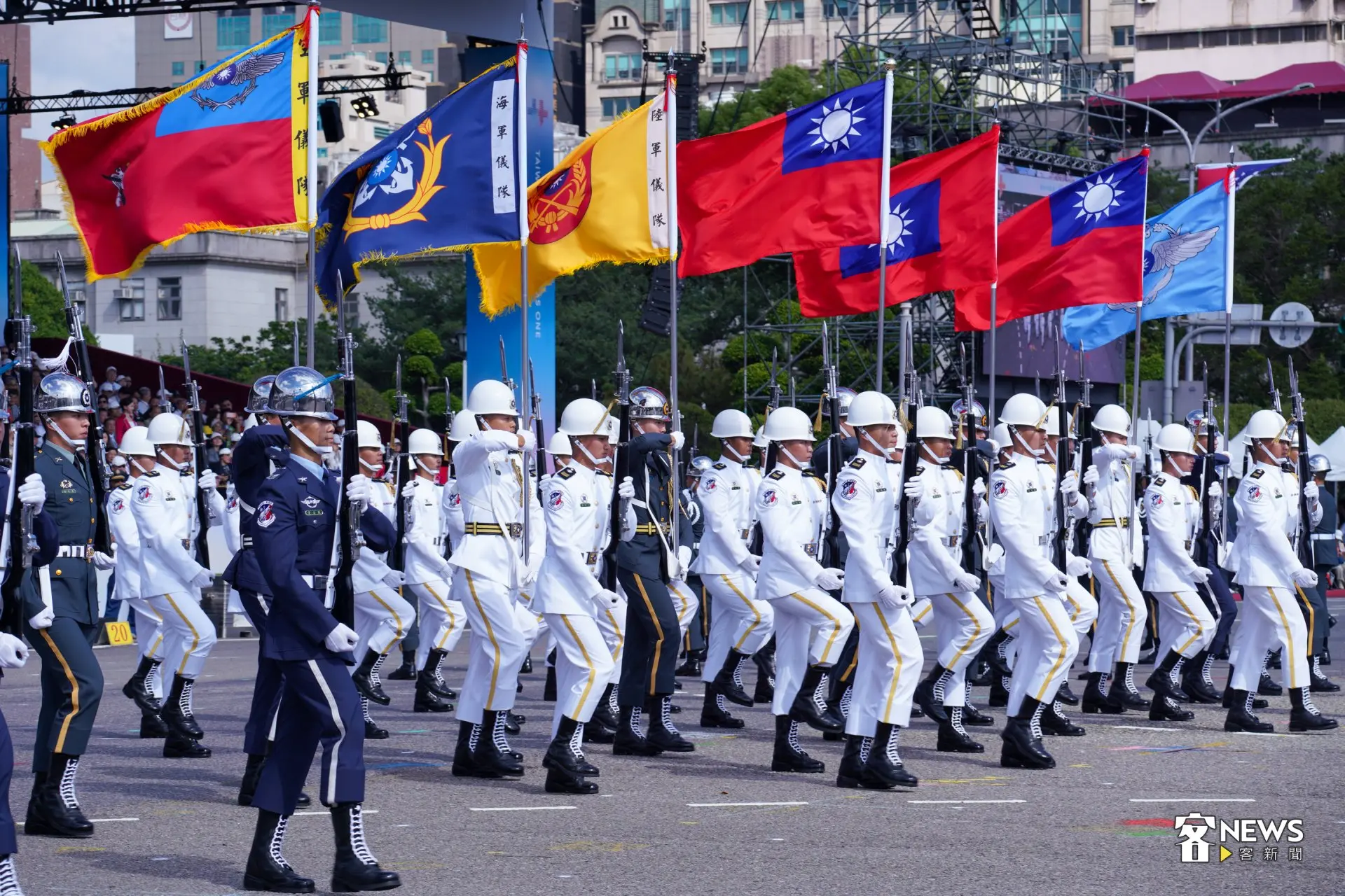 中華民國115年國慶大會10日上午在總統府前舉行，三軍儀隊隊員持槍齊步行進，國旗與隊旗迎風飄揚。洪藝晅攝