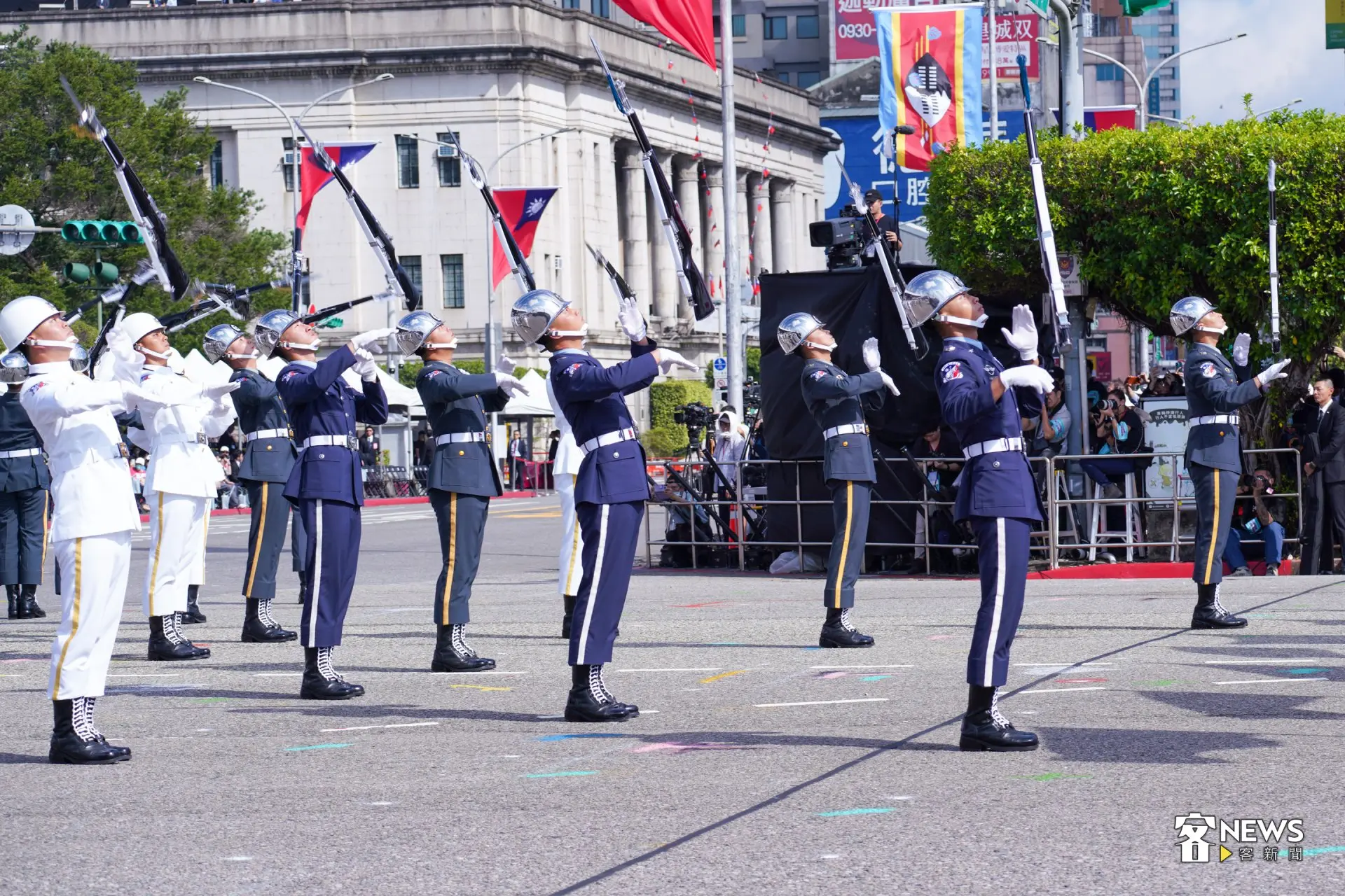國防部聯合樂隊暨三軍儀隊帶來「鼓號齊鳴慶雙十，攜手齊心衛家邦」精湛操槍與組曲演奏。洪藝晅攝
