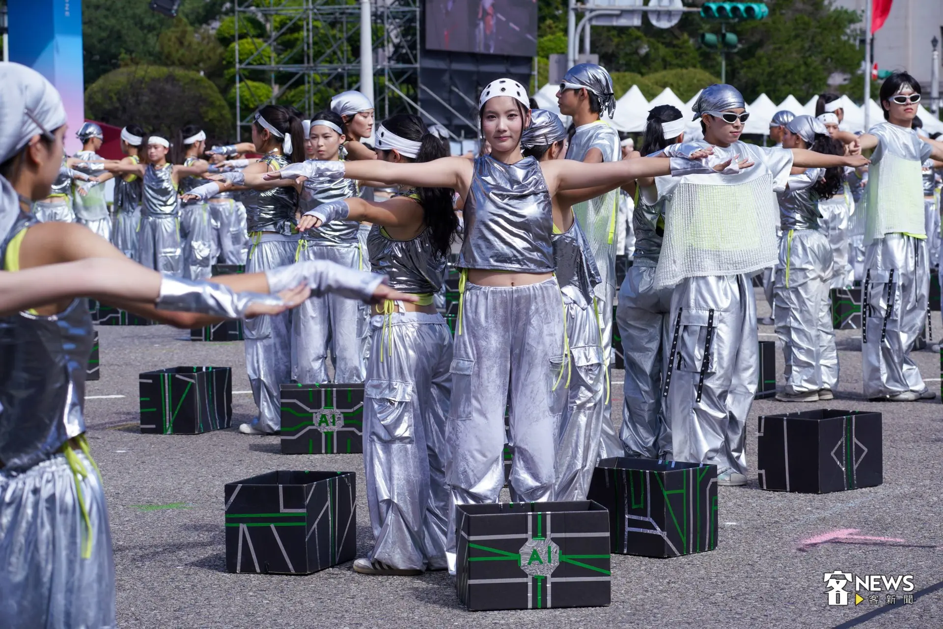 莊敬高職帶來結合AI與晶片科技風格的「T-CORE 台灣之心」街舞演出。洪藝晅攝