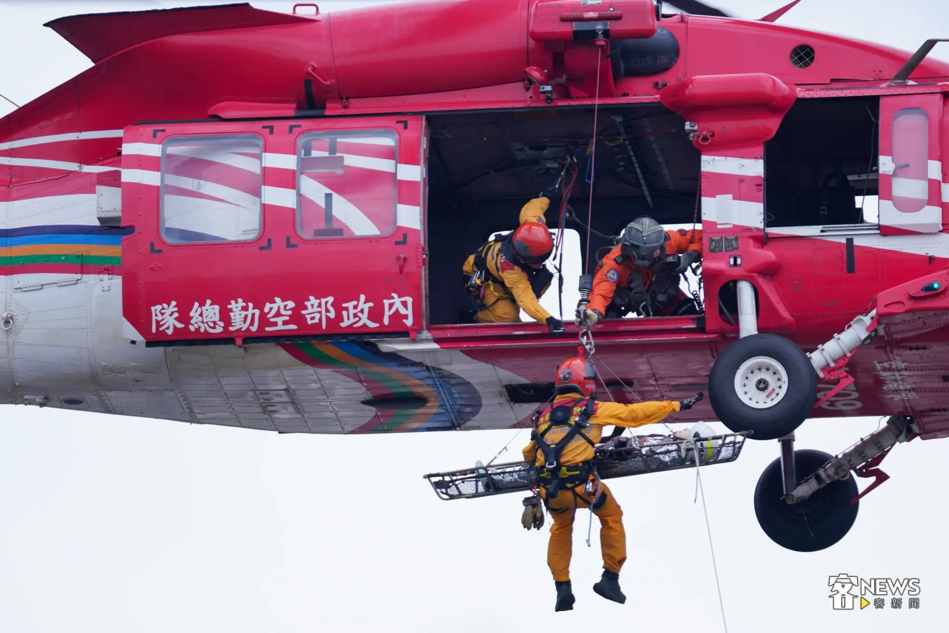 國慶大會表演，空勤總隊黑黑鷹直升機現場模擬吊掛救援，畫面相當震撼。洪藝晅攝