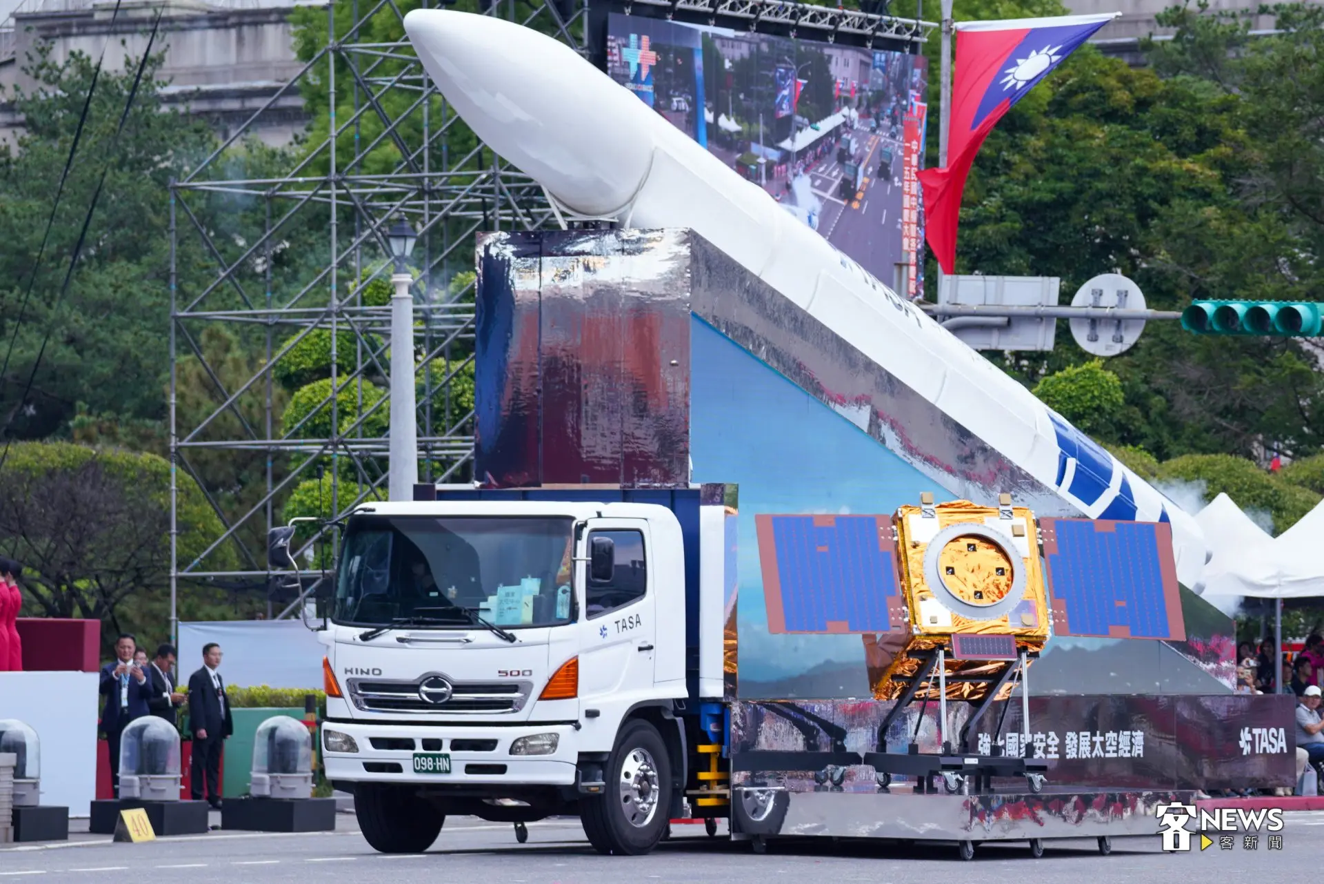 國家太空中心 (TASA) 首度攜手跨部會組成「韌性科技 太空先鋒」展演車隊參與國慶遊行。現場公開展示了台灣首顆自製光學遙測衛星福衛八號、B5G低軌通訊衛星，以及次軌道入軌測試火箭的模型。洪藝晅攝