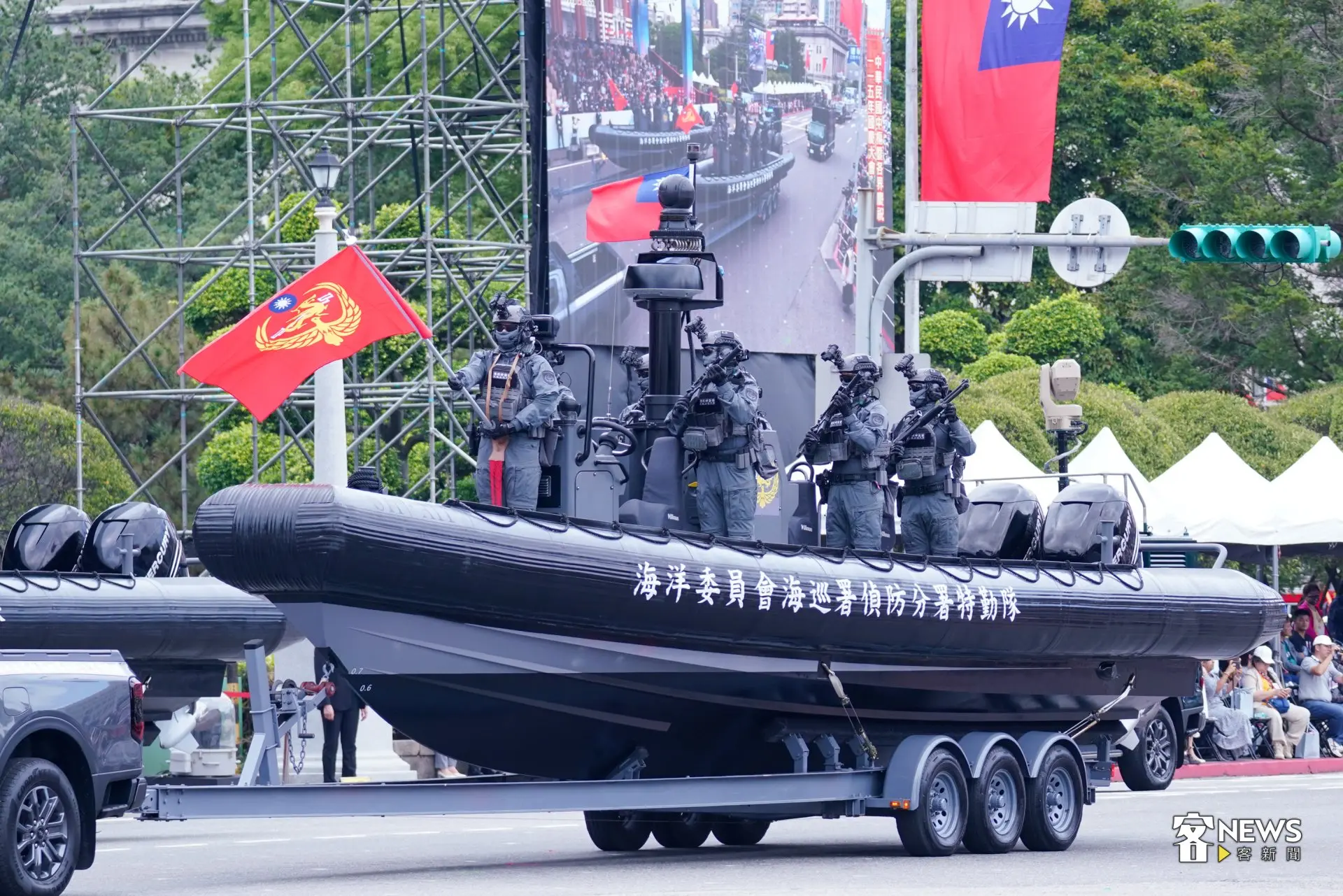 海巡署特勤隊於遊行隊伍中乘坐橡皮艇全副武裝通過觀禮台。洪藝晅攝