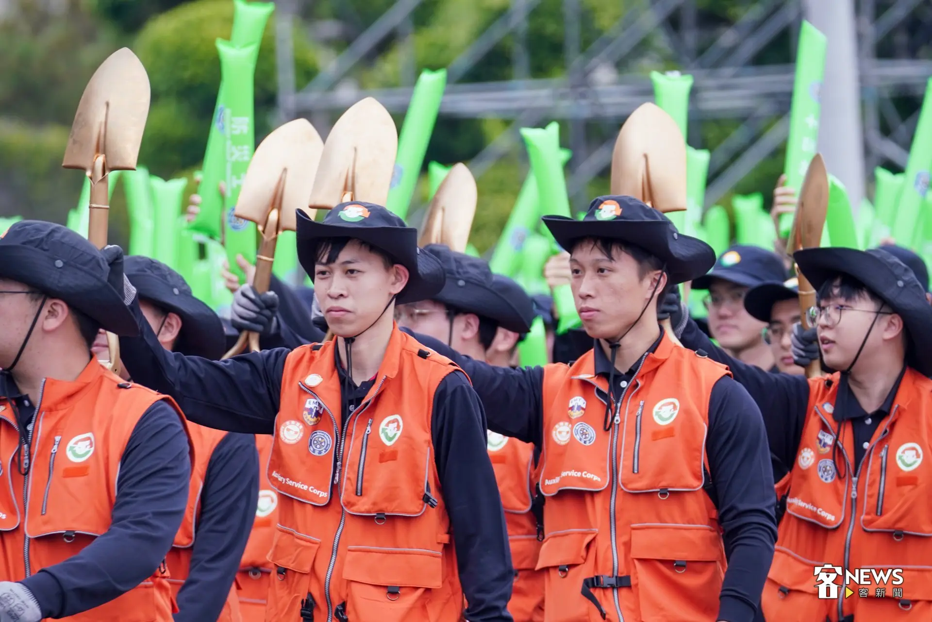 集結逾2500名防災士與各部會韌性演練遊行，就連鏟子超人意象也現身。洪藝晅攝