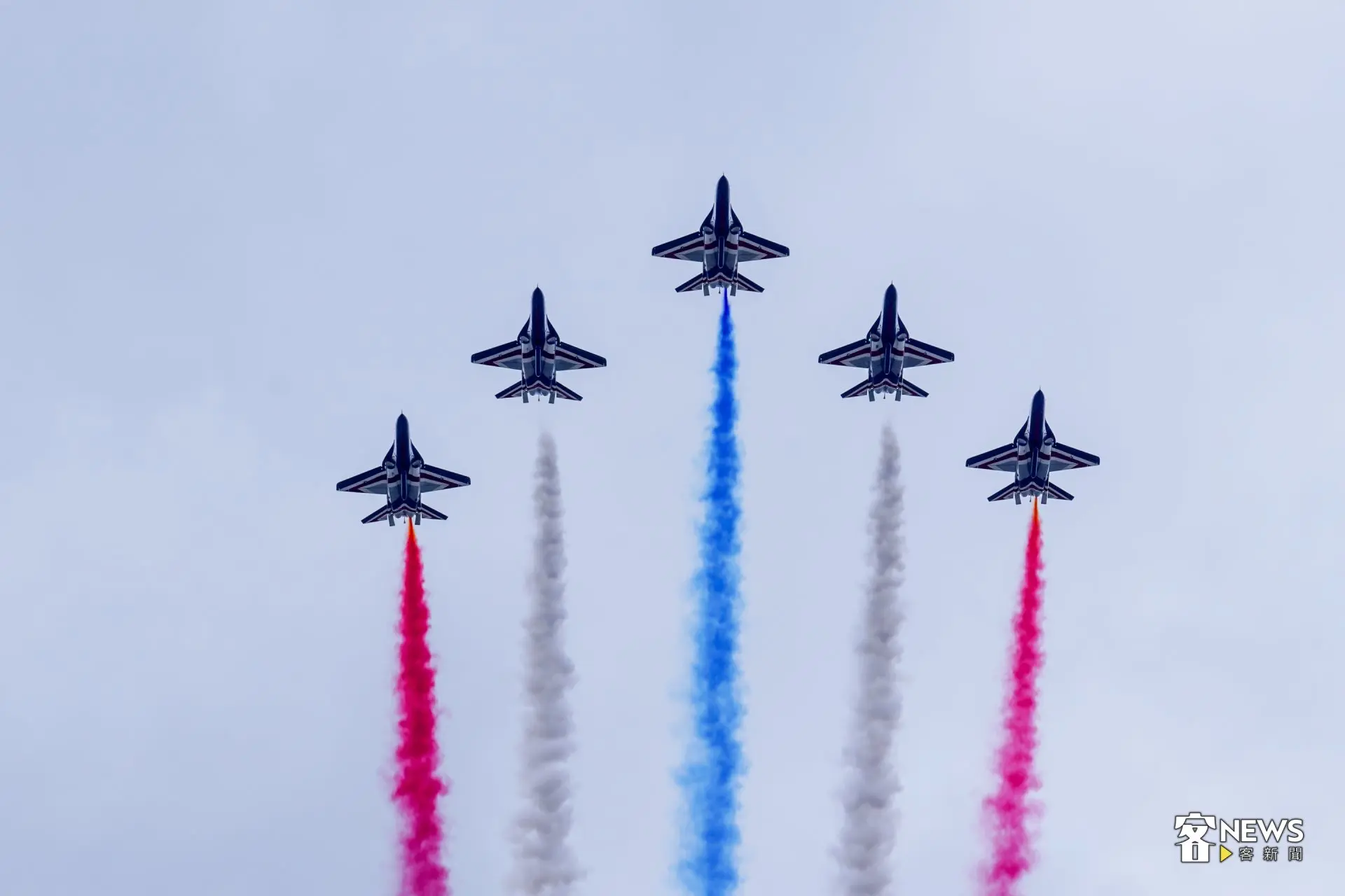 壓軸由空軍雷虎小組駕駛勇鷹高教機施放彩煙震撼衝場。洪藝晅攝