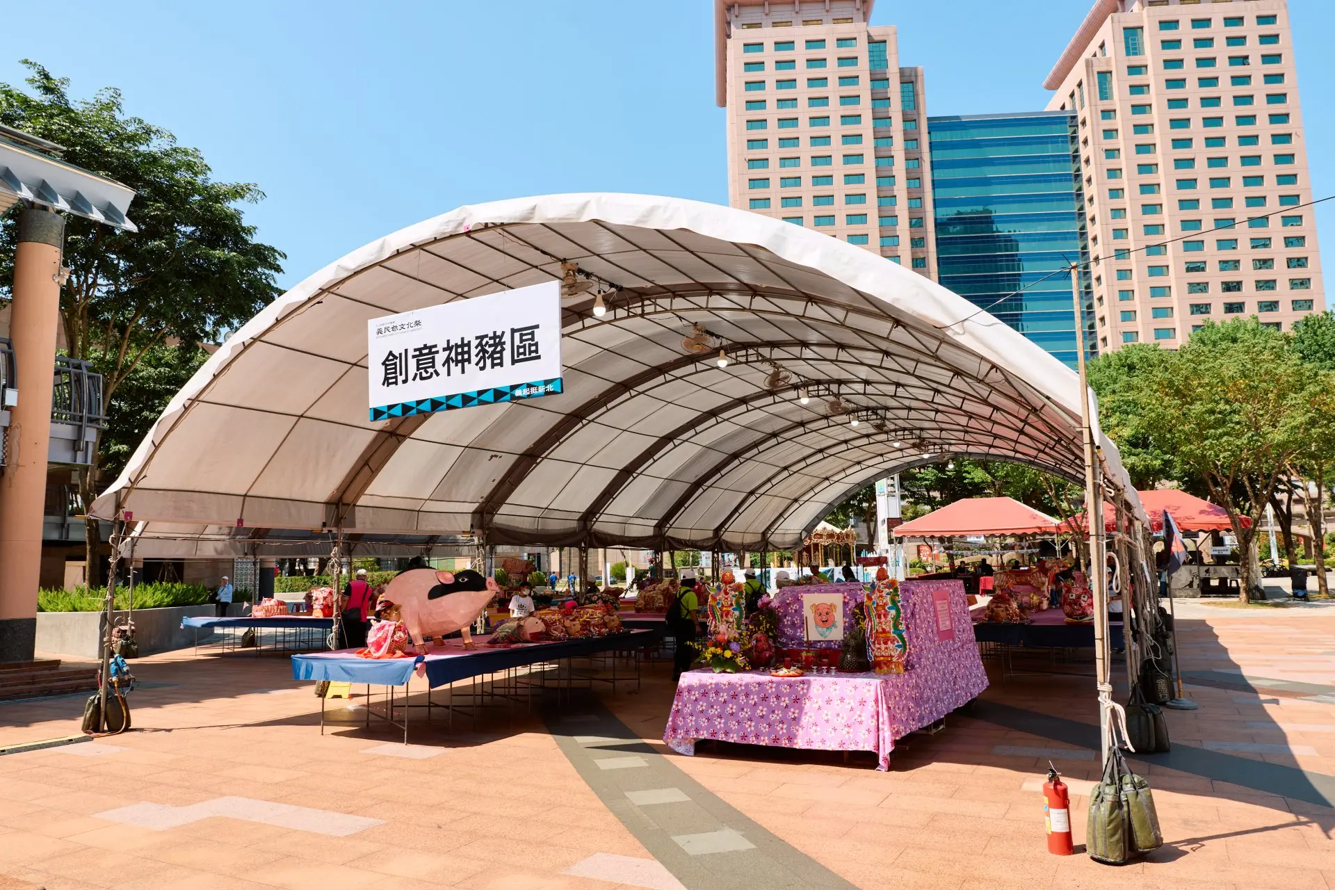 新北市客家義民爺文化祭近年已將傳統祭典中的「殺豬公／神豬」儀式，轉型為環保形式。客委會提供