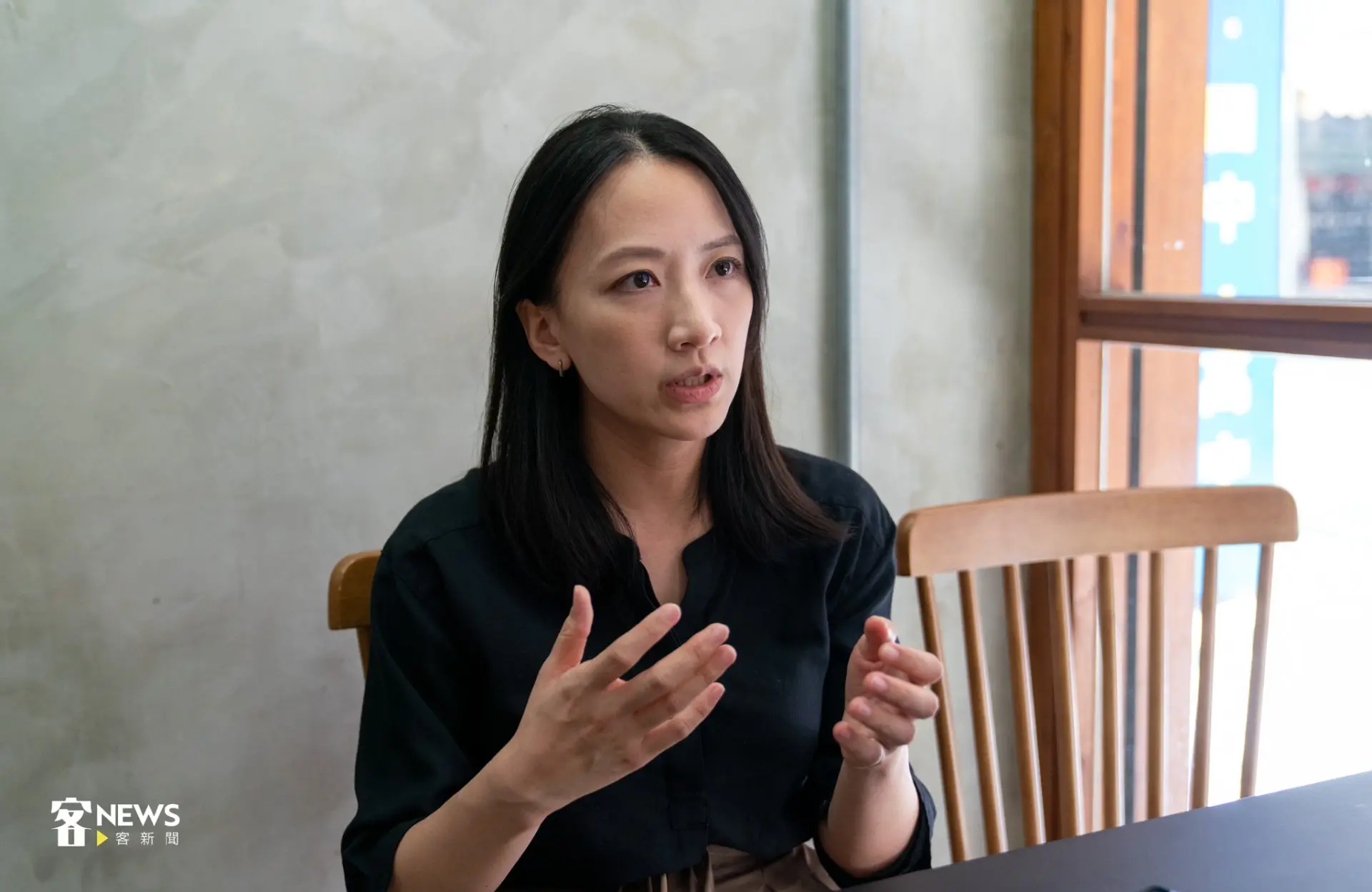 坐在咖啡廳裡，范宸菲聊起從一句客語都不會，到如今能流暢主持節目的轉變。李宥妍攝