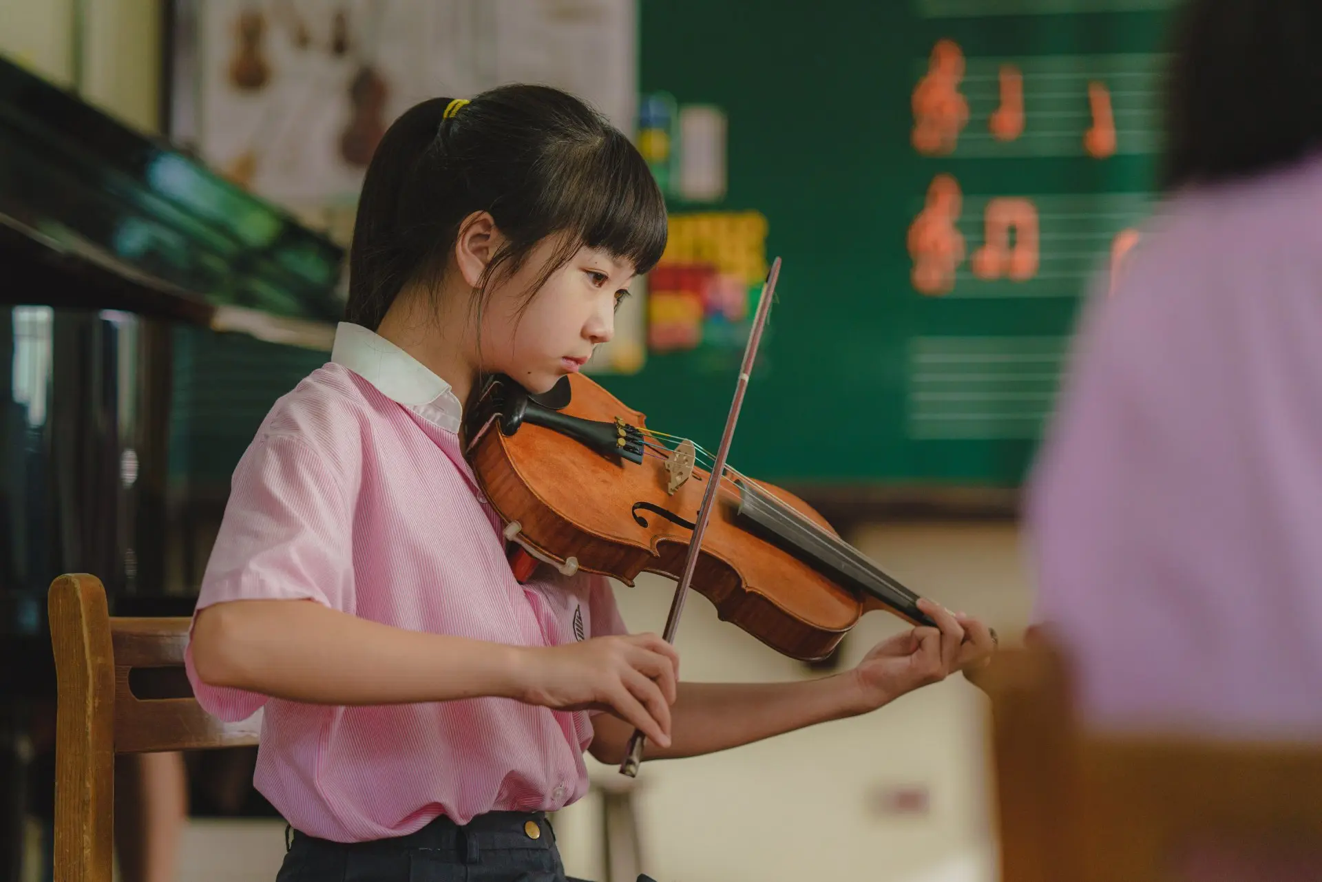 13歲新演員林呈恩首次演戲，就在《都市開基祖》展現深厚實力，一舉入圍金鐘獎戲劇節目最具潛力新人獎，在戲外也是多才多藝，受到莊凱勛讚賞。客家電視提供
