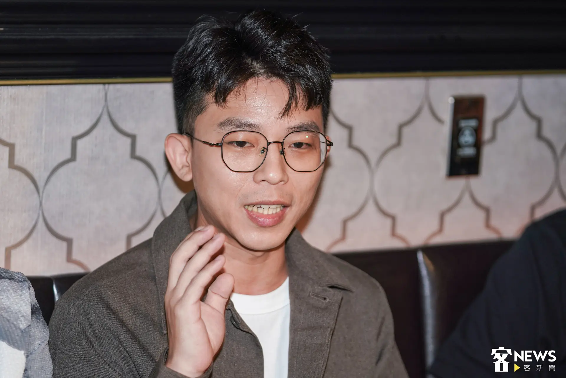 導演朱平首次執導長篇影集作品就入圍「最佳導演獎」，並表示客家電視台給他很好支援。朱愷元攝