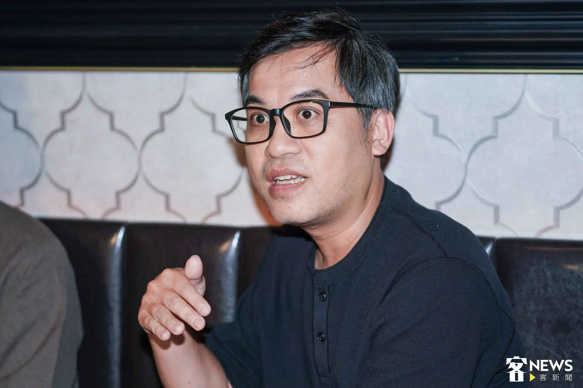 製作人陳南宏分享，有次開拍邀請當年生病的工人到片場，原本不太講話的「省話一哥」，一到場景後開始滔滔不絕憶當年。朱愷元攝