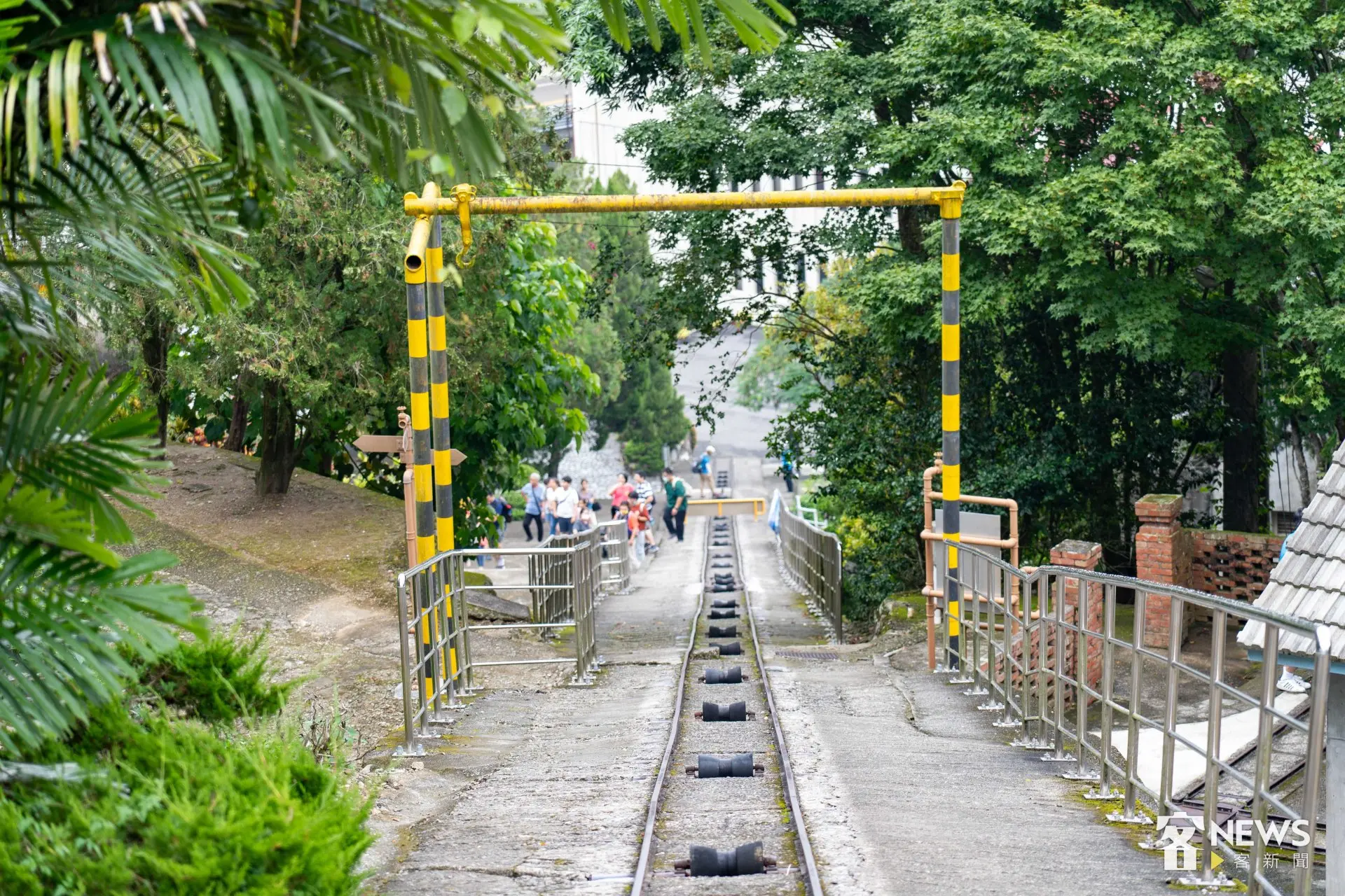 苗栗公館出磺坑油井步道,自上而下俯瞰纜車軌道遺跡。李台源攝(資料照)