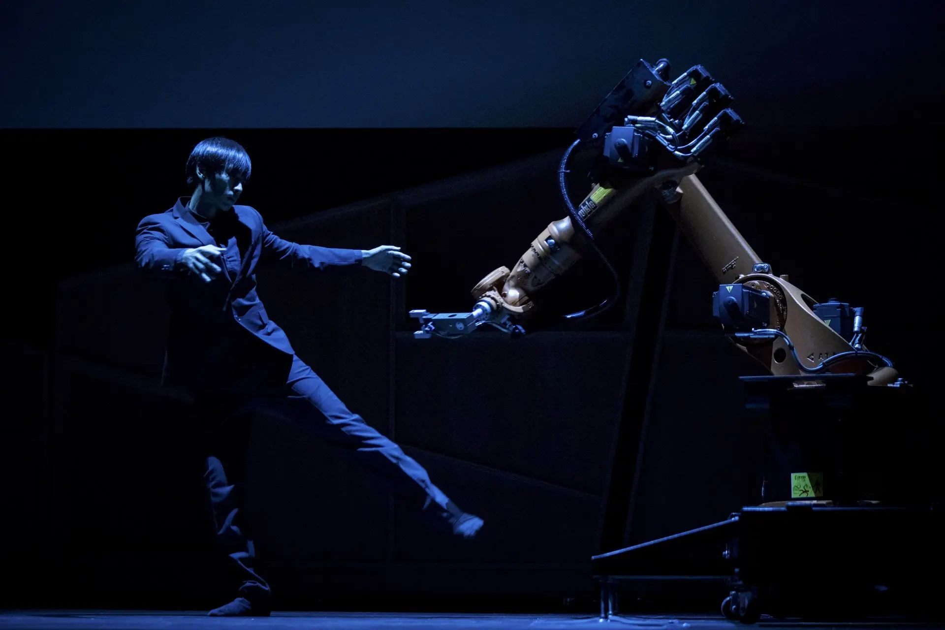 黃翊與庫卡 新子特別版(Huang Yi & Kuka perform at TED2017 – The Future You, April 24-28, 2017, Vancouver, BC, Canada. )Photo: Bret Hartman / TED。文化部提供
