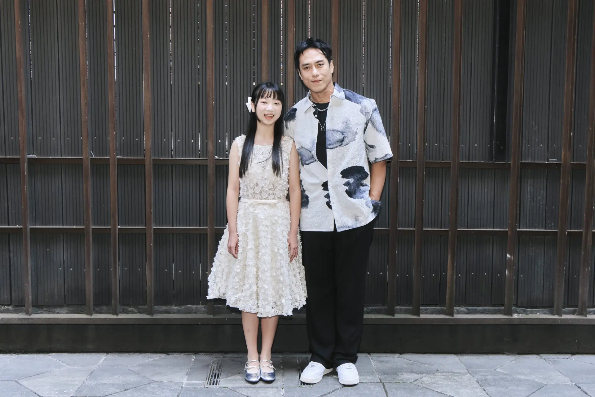 演員林呈恩及莊凱勛在《都市開基祖》裡飾演父女，戲外受訪相互讚賞，顯示好交情。客家電視提供