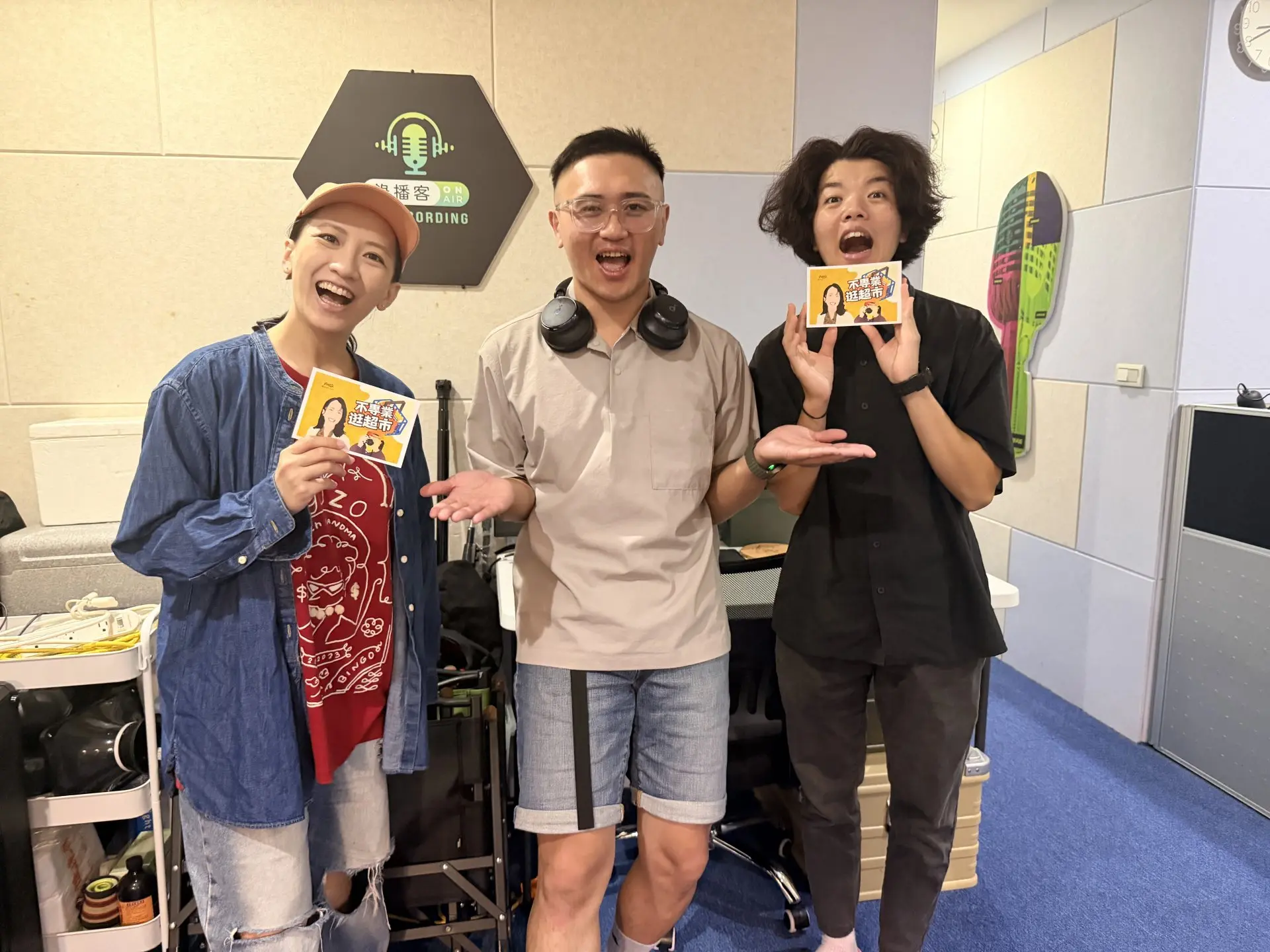 范宸菲(左)和阿邱(右)共同主持Podcast《不專業逛超市》,日前接受《閒聊派》主持人派克(中)專訪,分享成為搭檔過程。客家委員會提供