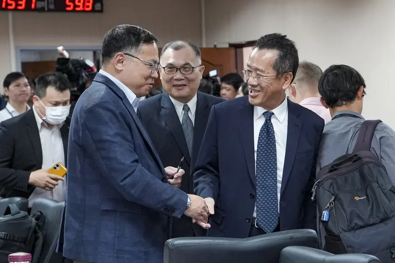 立法院外交及國防委員會14日邀請國防部長顧立雄（前右）列席，針對「松山機場遷建與台中機場擴建之全國機場軍民航功能重塑」進行專案報告，顧立雄會前與民進黨立委王義川（前左）握手致意。中央社