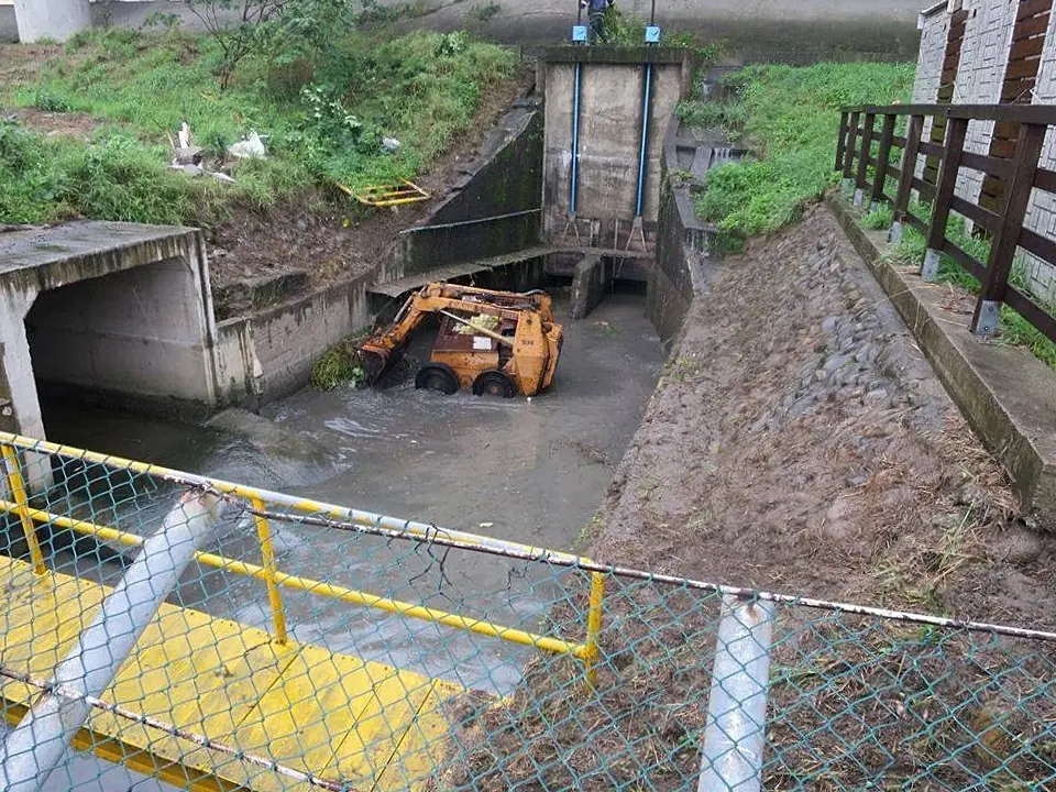 湳雅淨水廠排汚進入隆恩圳跟烏瓦窯圳的進水口。陳權欣提供
