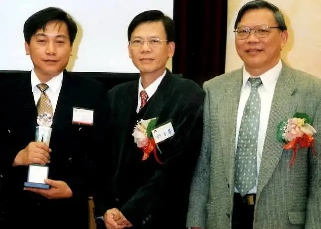 筆者於第五屆文化科技報導獎頒獎場合,與時任國科會主委魏哲和等人合影。陳權欣提供