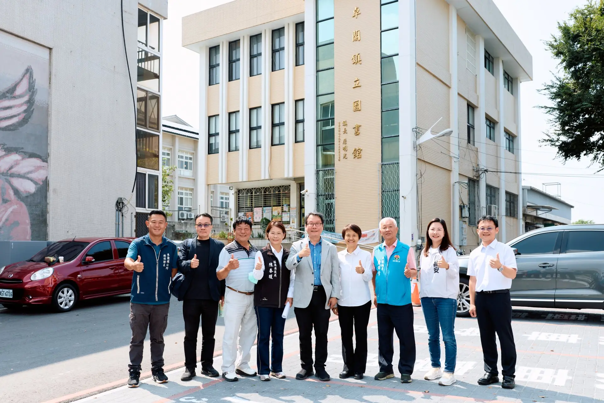 卓蘭鎮立圖書館現勘合影。客家委員會提供