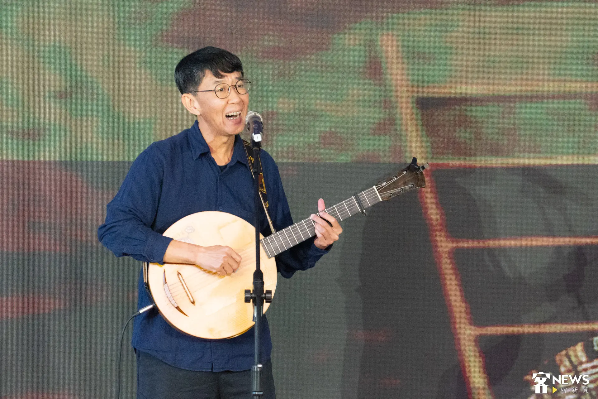 金曲歌王林生祥與吉他手大竹研《都市開基祖》主題曲〈鹹甜酸〉。廖晟文攝