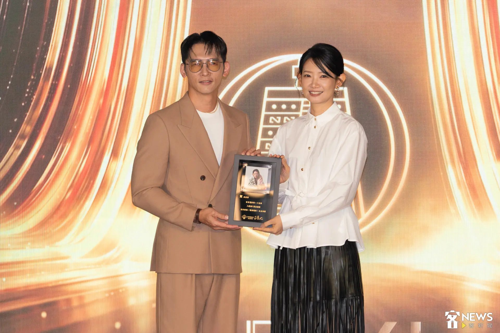 吳奕蓉在台上以黑白流蘇穿搭展現優雅氣勢，並從頒獎人温昇豪手上接下客委會入圍獎座，她並自稱從業的運氣很好，程度可說是「特殊體質」等級。廖晟文攝