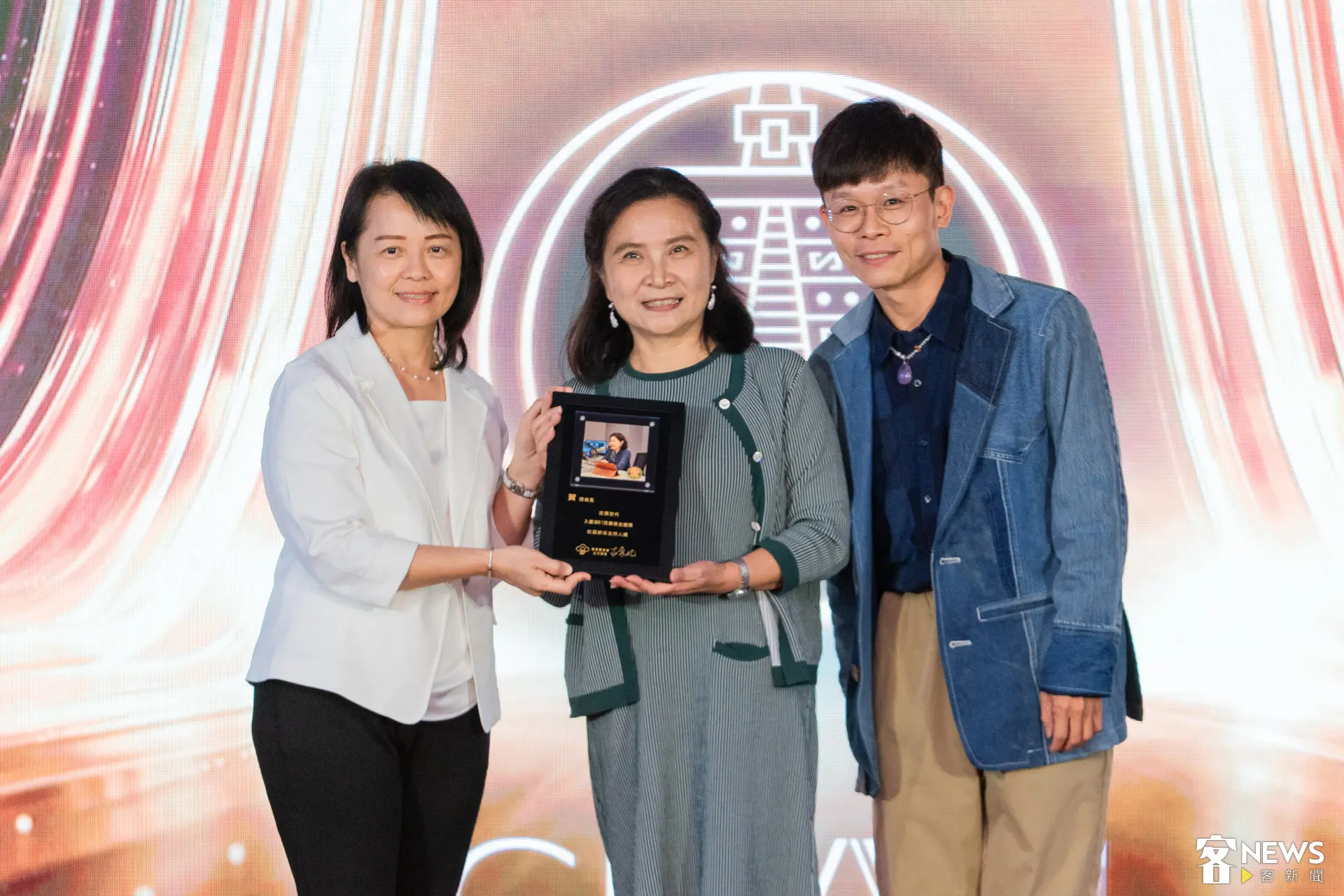 新客家廣播電台主持人張美鳳、劉醇遠也上台分享《庄頭世代》入圍社區節目主持人獎的喜悅。廖晟攝