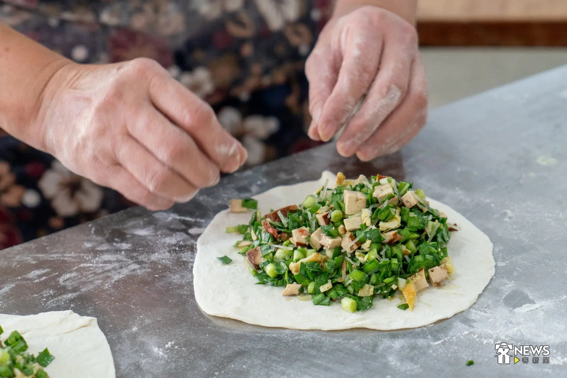 現點現包的「韭菜盒子」也是熱門品項，新鮮的韭菜香氣撲鼻。洪藝晅攝