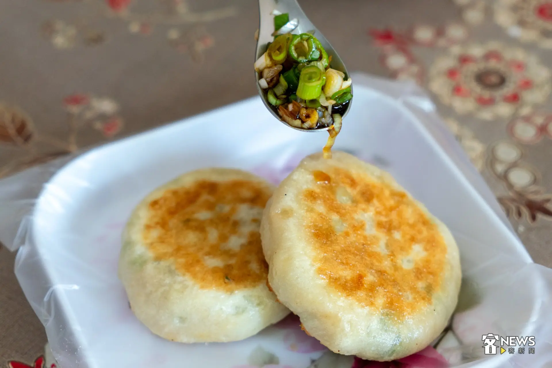 用餐桌上擺放的「客家韭菜醬油」，也是阿萍姐用心調製的獨門配方。洪藝晅攝