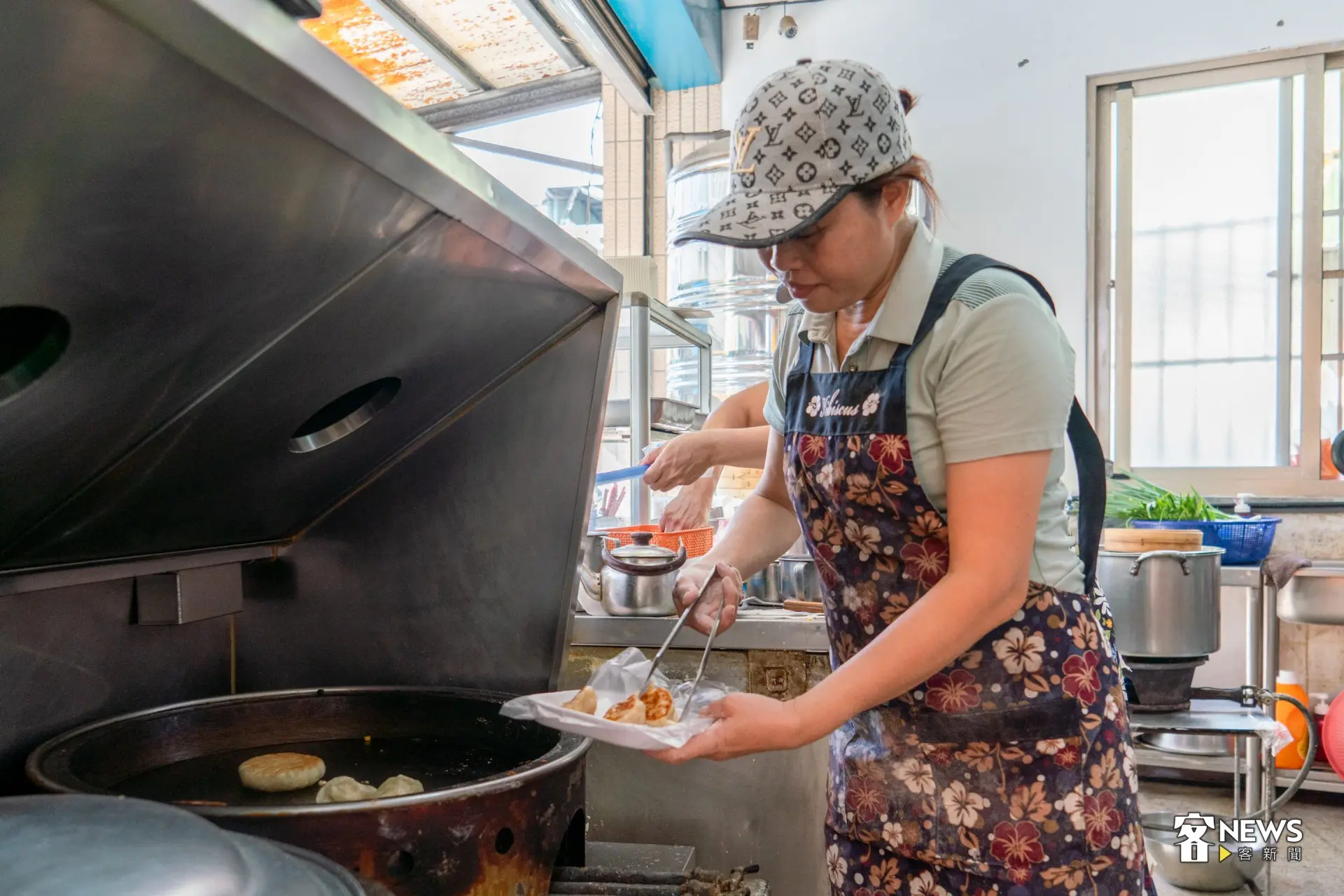 54歲、來自中國廣東梅縣的丘瑞平是「阿萍早餐店」的老闆，來買早餐的顧客，不分男女老少，總是熟悉地喊她一聲「阿萍」。洪藝晅攝