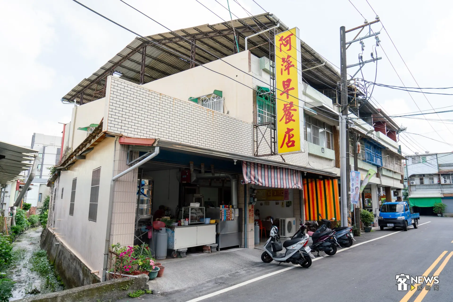 這家專做中式早點的傳統味，在內埔數十家早餐店的激烈競爭下，依舊殺出一條血路，平日早晨店面停滿機車。洪藝晅攝