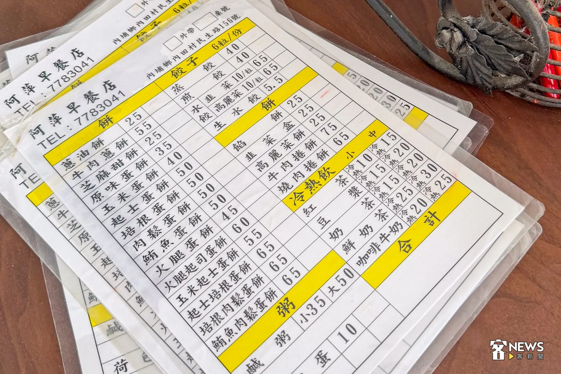 隨著口碑逐漸累積，為了滿足顧客多元的味蕾，店內的品項也從原味蛋餅、蔥抓餅，逐漸增添新口味。鍾惠欣攝