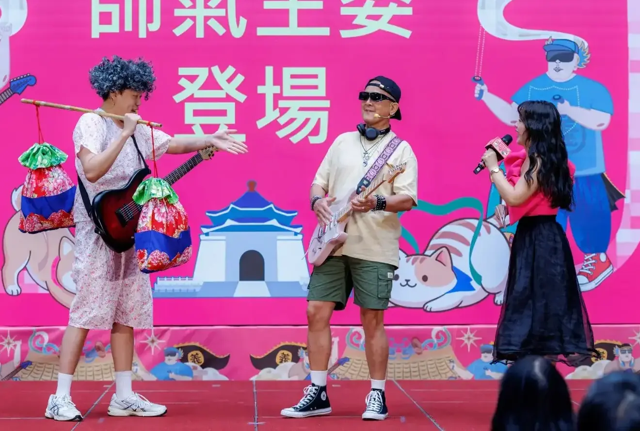 客家後生、百萬Youtuber胡椒與北市客委會主委吳文德以吉他和扁擔交鋒。北市客委會提供