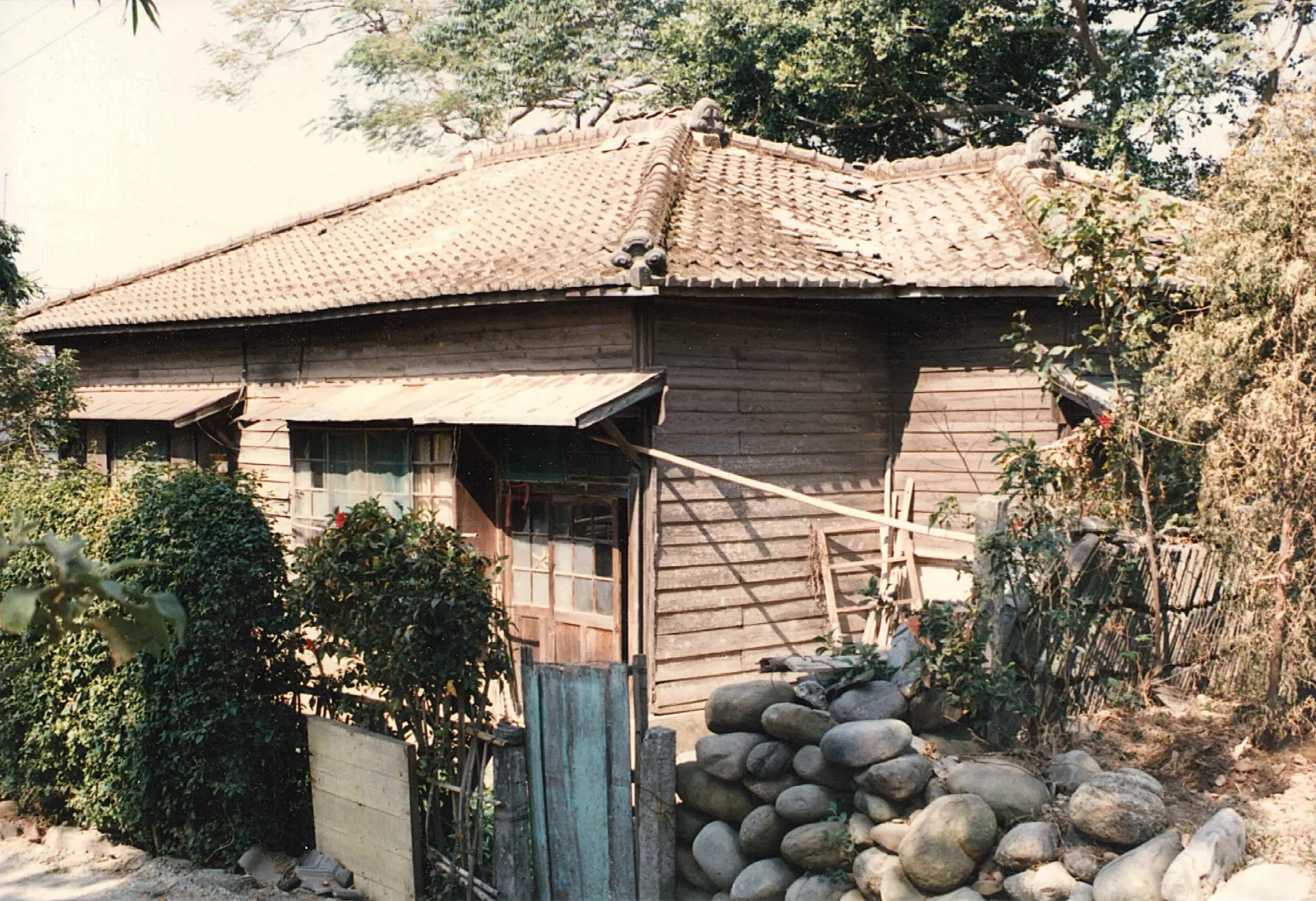 鄧雨賢遺孀鍾有妹老師及鄧仁輔老師在芎林國小的故居。1984，芎林國小。楊國鑫攝