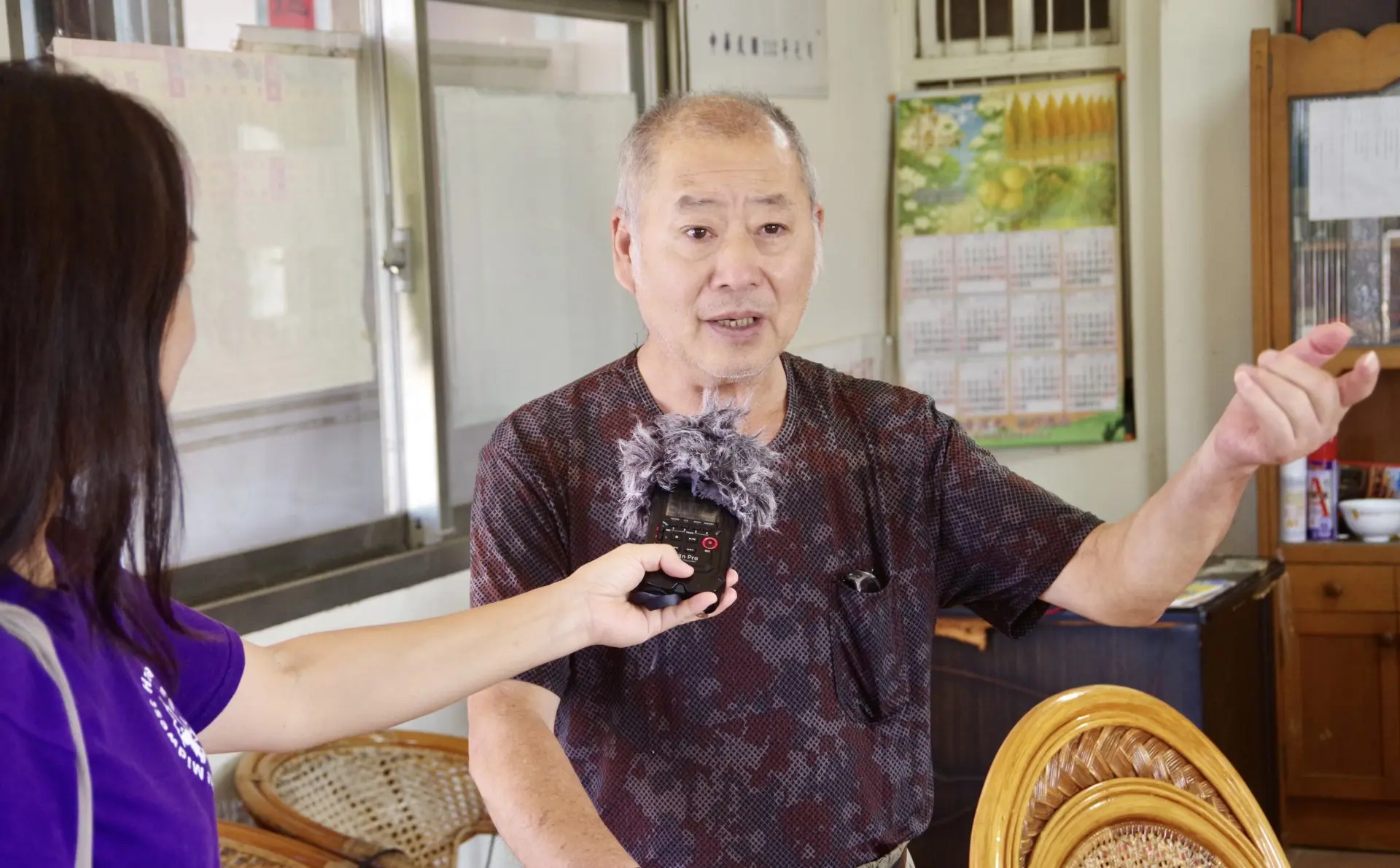 廟方負責人吳金萬先生，說明「石馬店」以及附近老地名由來。徐彩雲攝