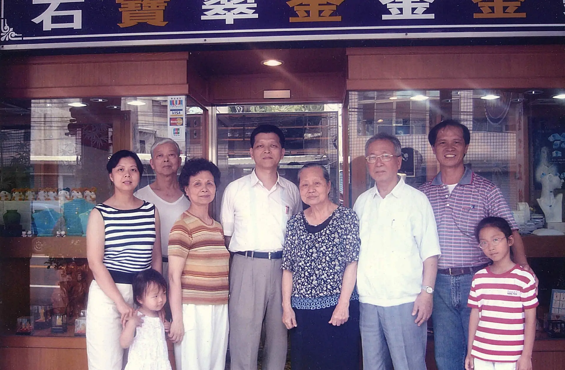 芎林國中的校歌是鄧仁輔(右二)老師作曲，特地從板橋到芎林我(左四)家，懷念父親鄧雨賢的相關資料。2004，芎林。楊國鑫提供