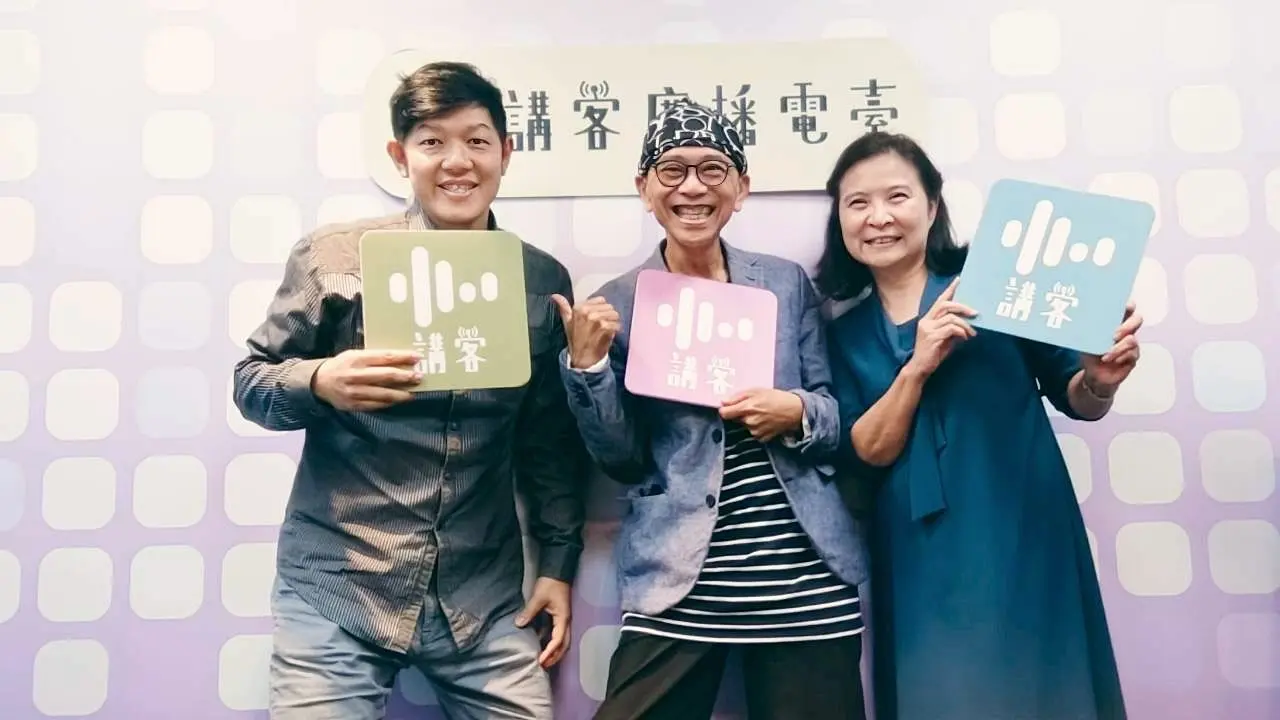 《異鄉个天光日》與導演李嘉元(左)搭檔主持，節目中訪談的東南亞移工，有面對真實處境的挑戰，也有充滿歡笑、令人落淚的動人故事。張美鳳提供