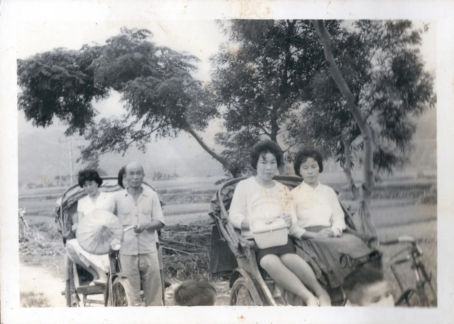 1960年代公館鄉計程車仍未普及，雇請三輪車接送陪嫁親友。邱淑明提供