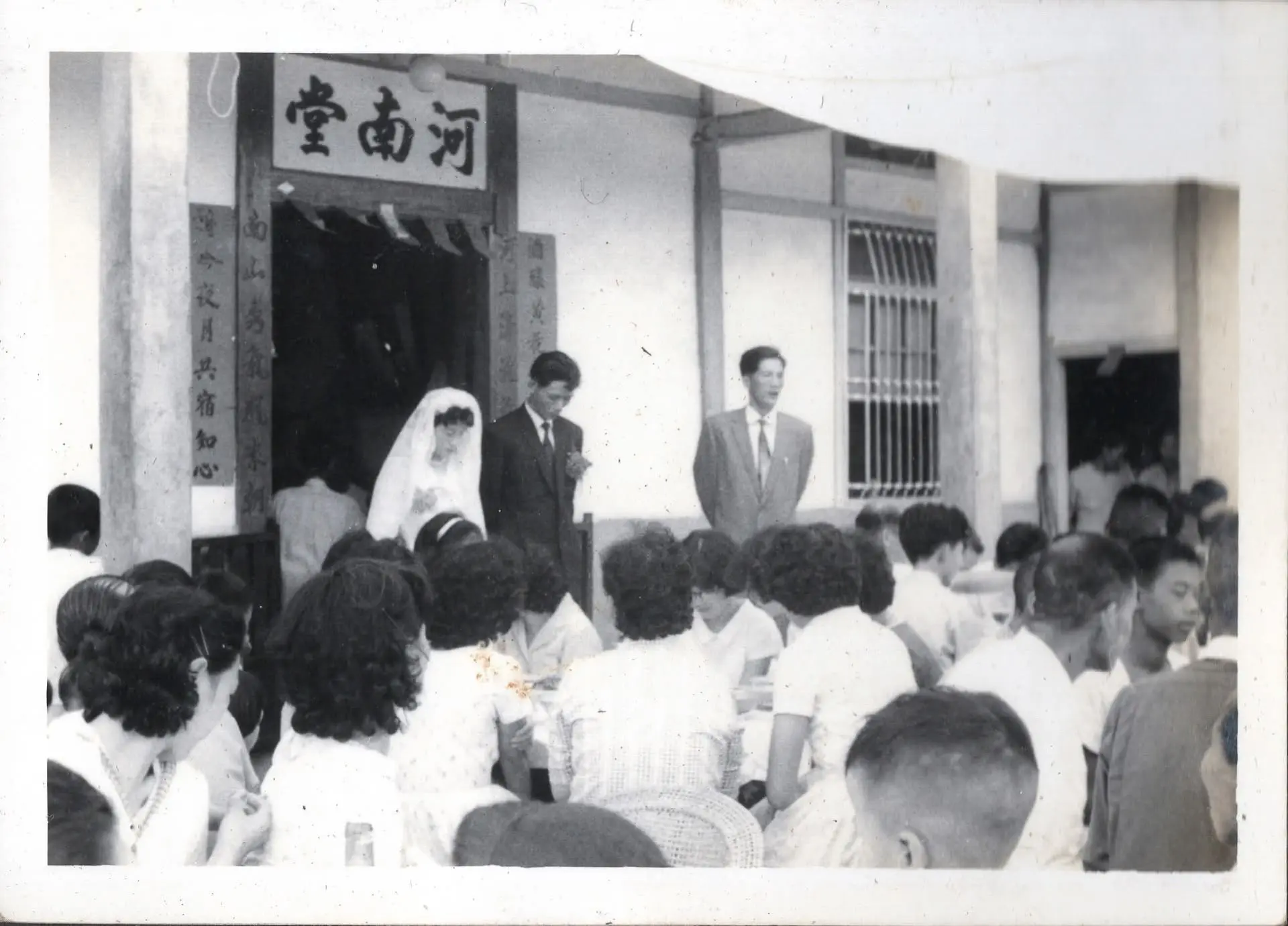 邱德煥結婚時是福基國小老師，校長王松申致詞福證。邱淑明提供