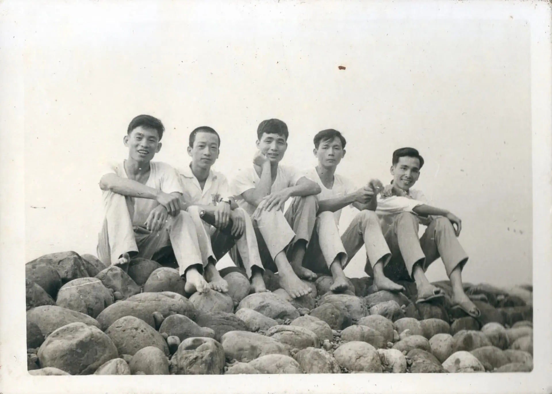 周文武（右起）、邱德煥、張秋臺、周玉山等石圍墻青年在河堤留影，右五這位青年名字待查。邱淑明提供