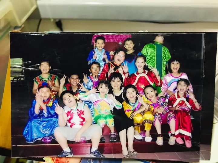 張美鳳在2009年正式播出的第一個廣播節目《好客一生情》，與錄節目的學生家長合影。張美鳳提供