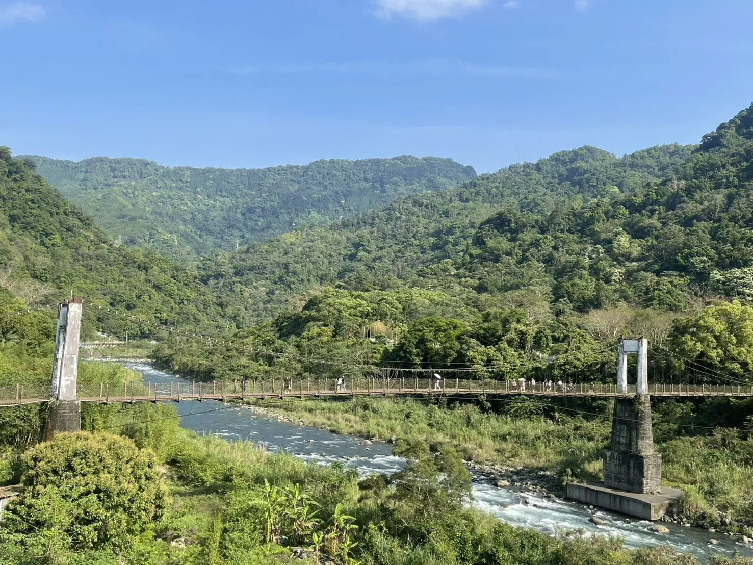 內灣老街橫跨油羅溪的山林景致。新竹縣政府提供