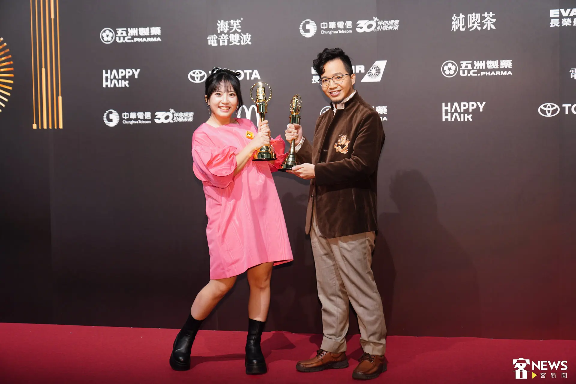 陳佾玄、李穎珍憑《耳公過來聽》奪下廣播金鐘兒童節目主持人獎,兩人上台領獎時難掩激動。廖晟文攝