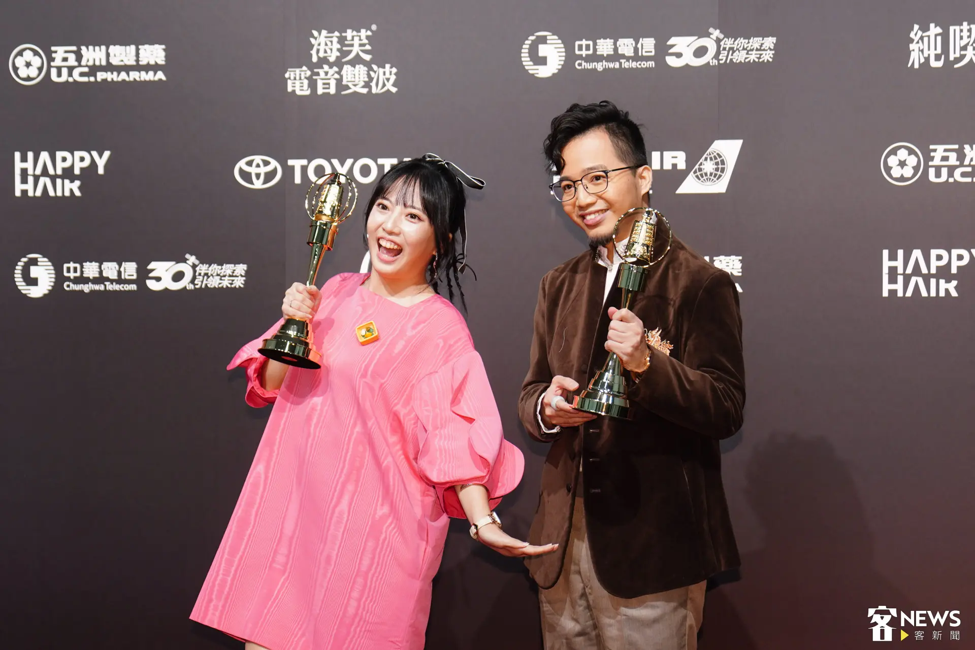 陳佾玄、李穎珍憑《耳公過來聽》奪下廣播金鐘兒童節目主持人獎,兩人上台領獎時難掩激動。廖晟文攝