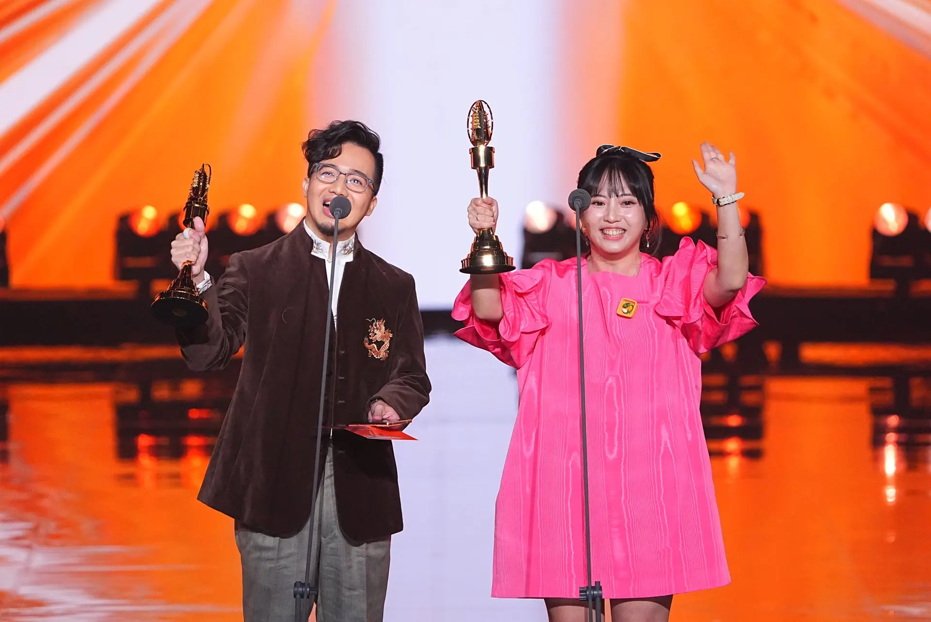 陳佾玄、李穎珍以客語主持兒童廣播節目《耳公過來聽》,今年拿下第61屆廣播金鐘獎兒童節目主持人獎。三立提供