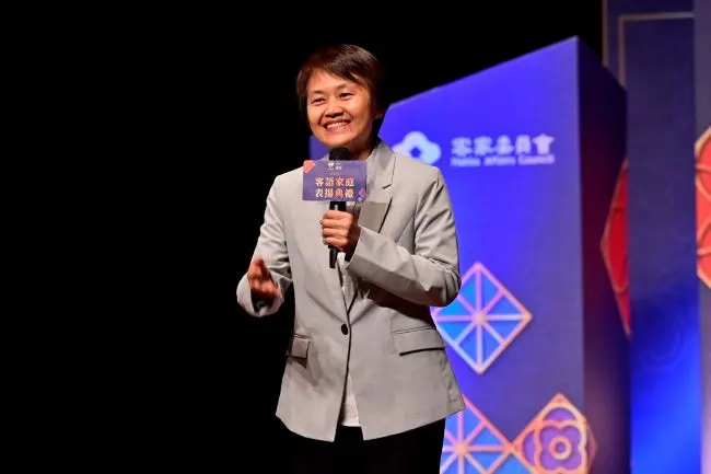 客語家庭表揚南區登場，主委古秀妃致詞。客委會提供