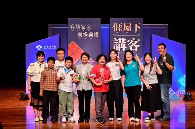 客語家庭表揚南區登場_客語家庭上台表揚合影。客委會提供