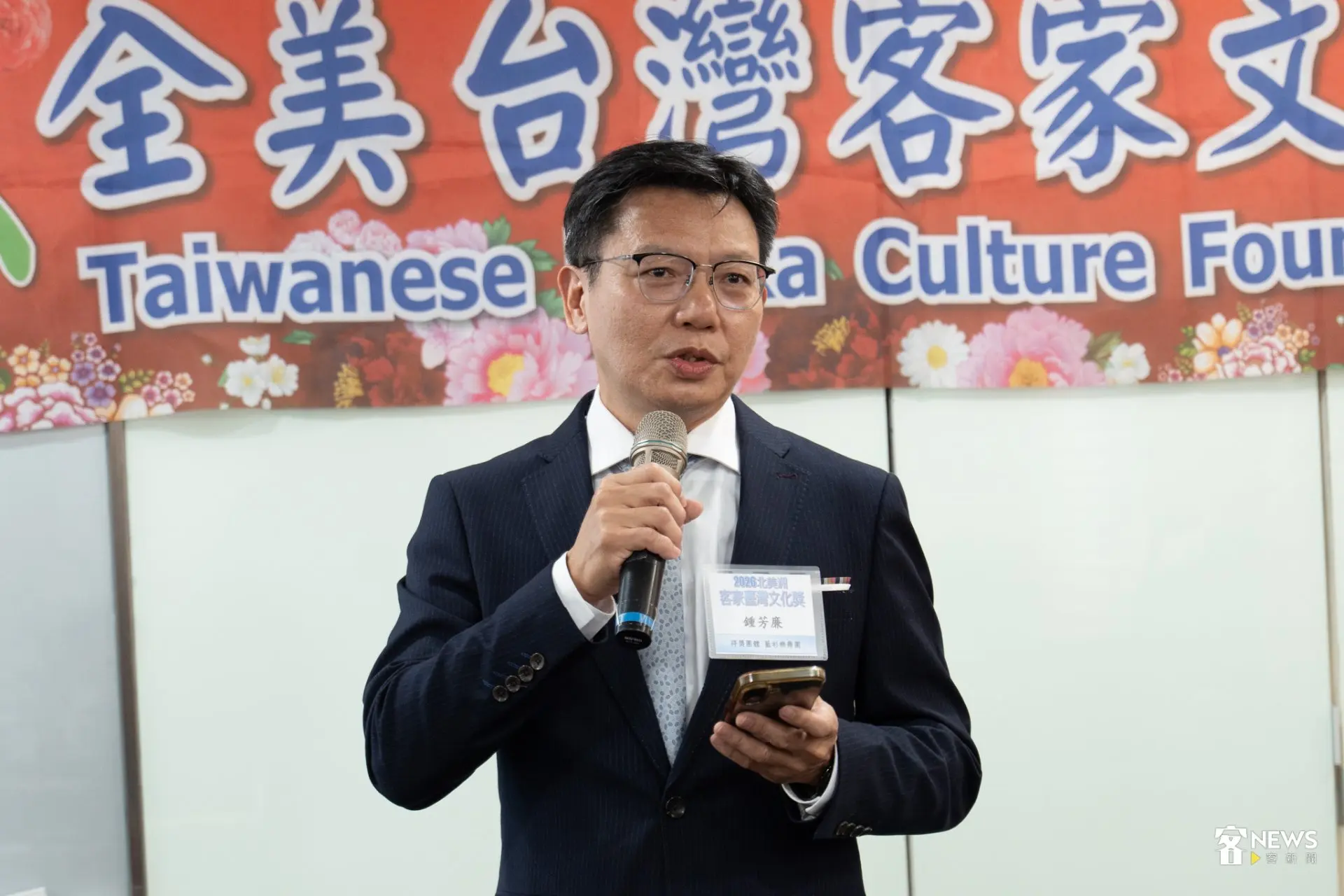藍衫樂舞團團長鍾芳廉代表領獎，多年持續投入六堆客家文化傳承與推廣。蔡依璇攝