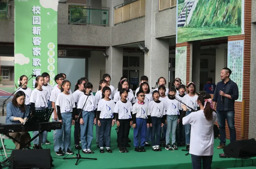 客委會辦的校園新客家校歌運動，劉榮昌帶領芎林國小學生唱《先生个老風琴》這首客語校歌，緬懷鄧雨賢老師以前在芎林國小任教時的風華。2023，芎林國小。劉榮昌提供