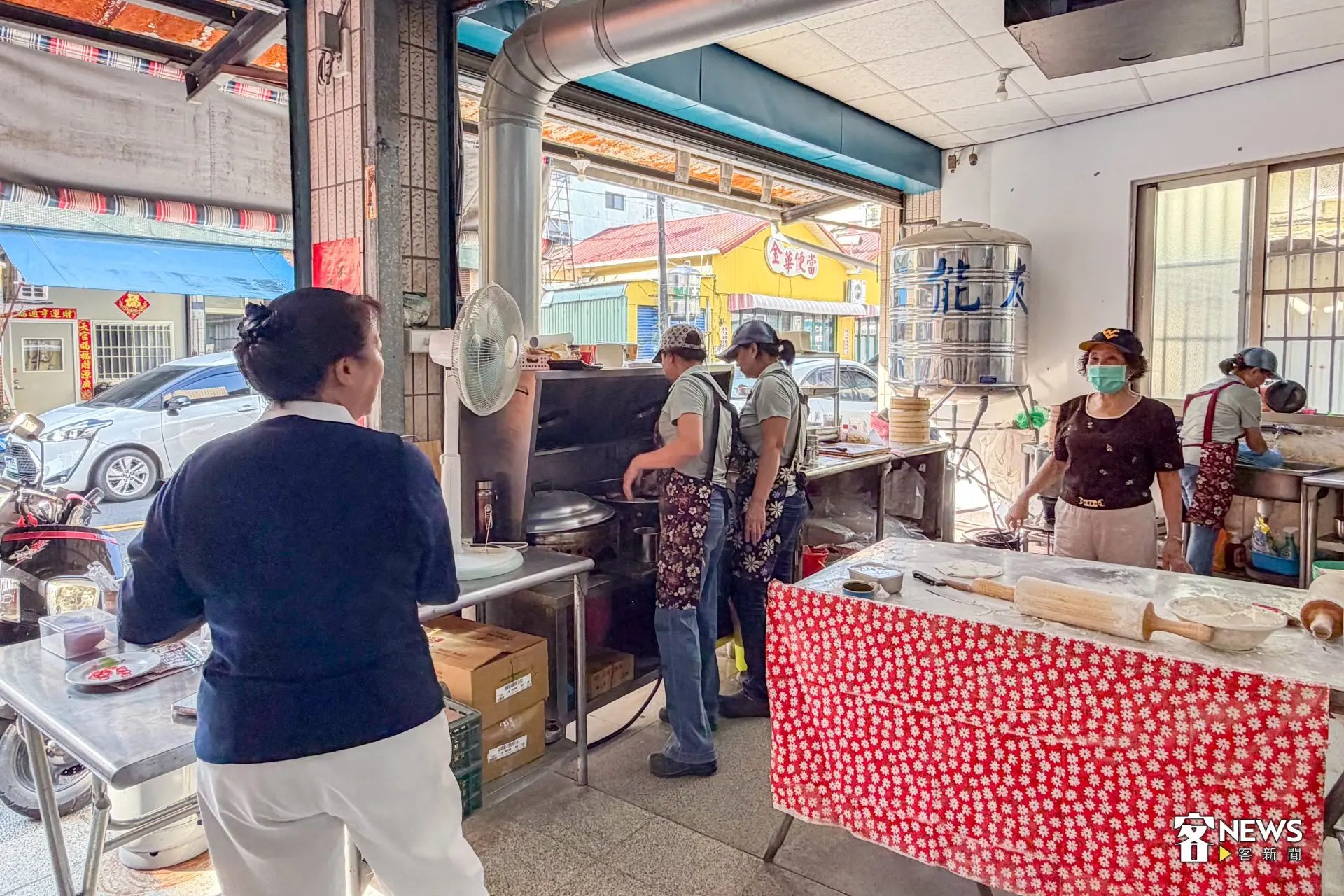 打通兩棟透天厝的四公尺面寬，有別於傳統早餐店的悶熱與忙亂，阿萍姐的店面通透又開闊。洪藝晅攝