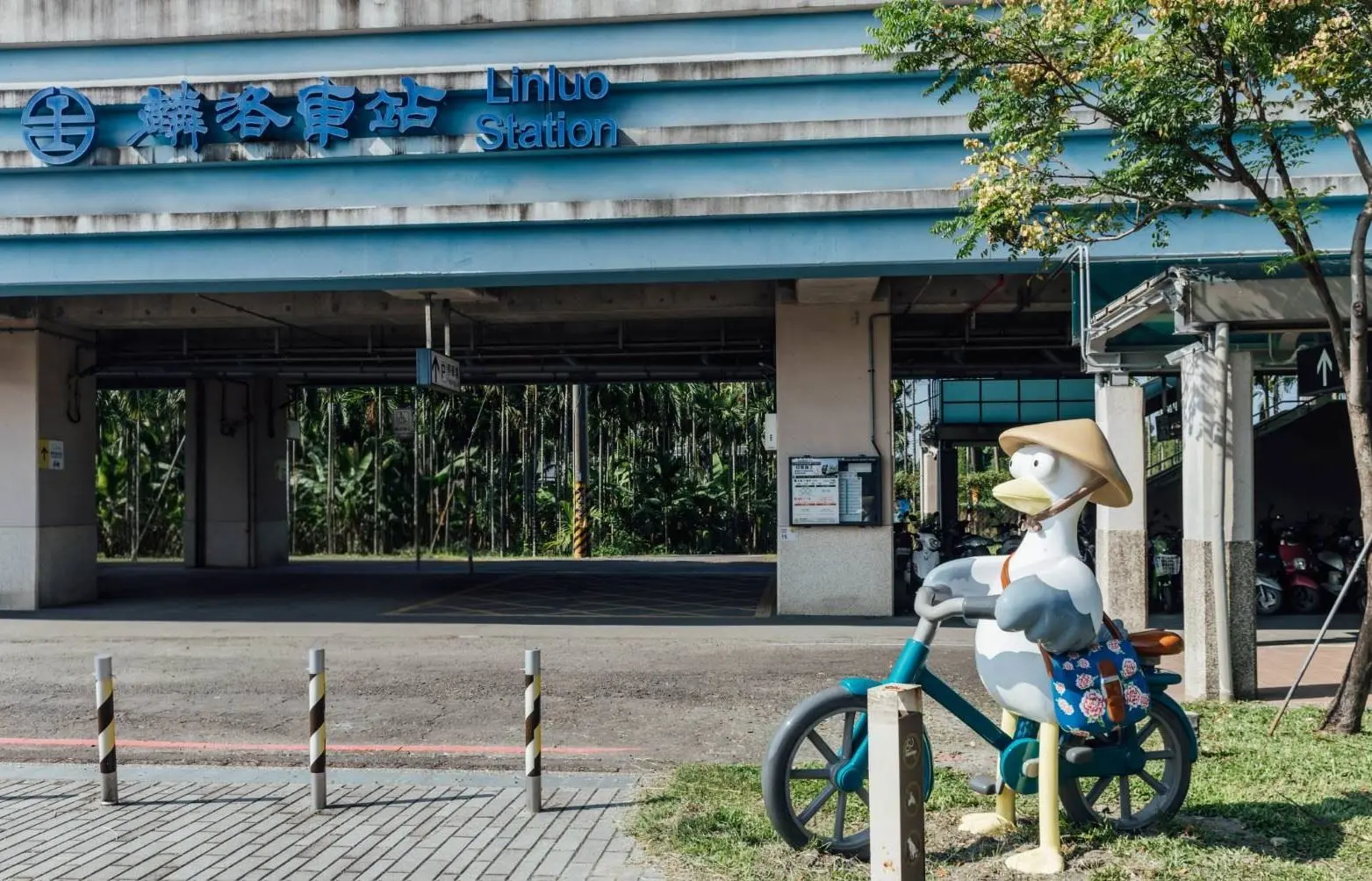 麟洛車站的裝置藝術。屏東縣政府提供